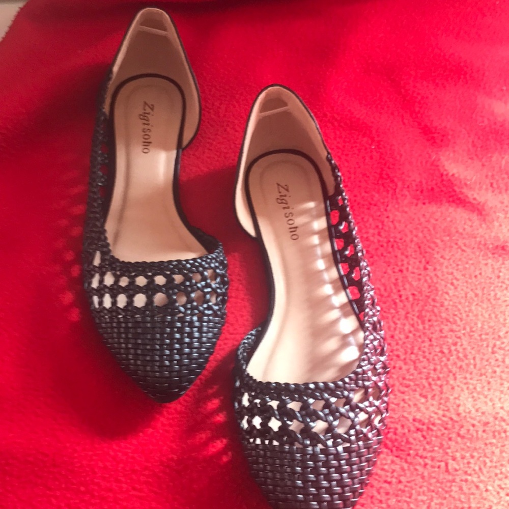 Adorable flat shoes